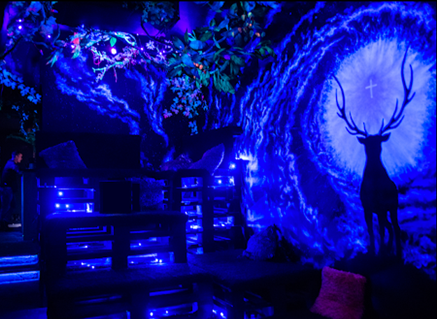 Chillout room w klubie Smolna — surowa, przyciemniona przestrzeń odpoczynku